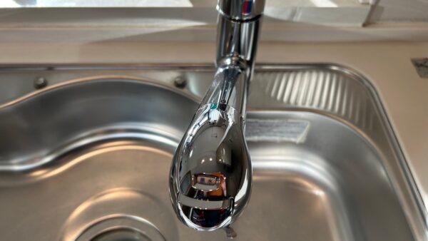 【千葉市】「いくら磨いてもくすむ」キッチンの蛇口。傷をつけずに本来の輝きを取り戻すクリーニング