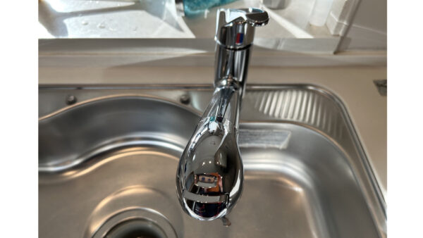 【千葉市】「いくら磨いてもくすむ」キッチンの蛇口。傷をつけずに本来の輝きを取り戻すクリーニング