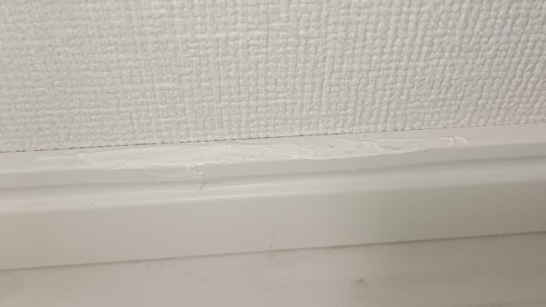 【千葉市】空室清掃｜巾木（はばき）の黒ずみと隙間、部屋の印象を決める「数ミリ」のこだわり