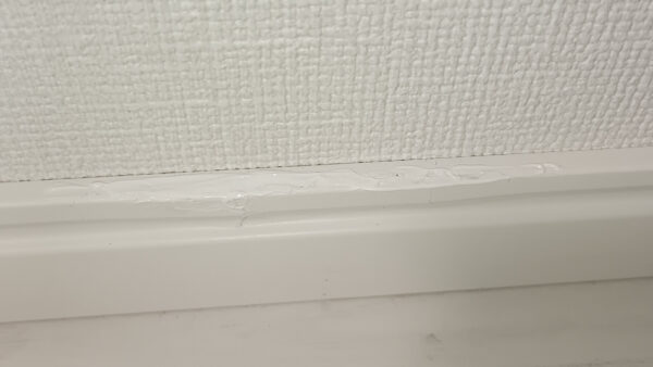 【千葉市】空室清掃|巾木(はばき)の黒ずみと隙間、部屋の印象を決める「数ミリ」のこだわり
