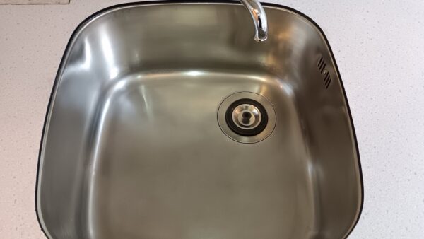【千葉市】キッチンシンクと水栓。仕上がりは映り込みで確認します