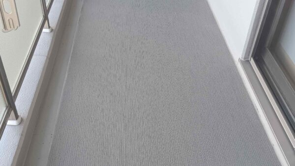ベランダの防滑シート清掃。溝に入り込む黒ずみの正体